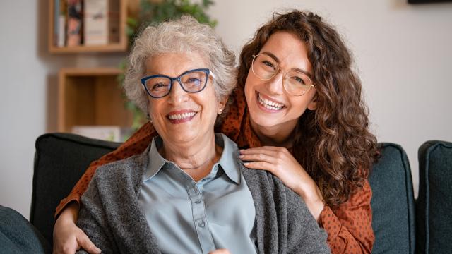 Seniorin und junge Frau lachen
