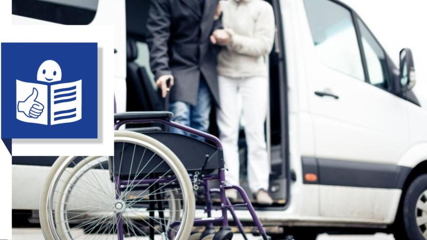 Rollstuhl vor einem Transporter, aus dem zwei Personen aussteigen. Links im Bild ein Symbol für "Leichte Sprache" mit einer lächelnden Figur, die ein Dokument mit Daumen-hoch-Zeichen liest.
